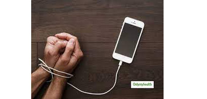 मोबाइलच्या वापरावरून रोखल्याने मुलाने घेतला आईचा जीव The son took his mother's life after stopping her from using her mobile phone