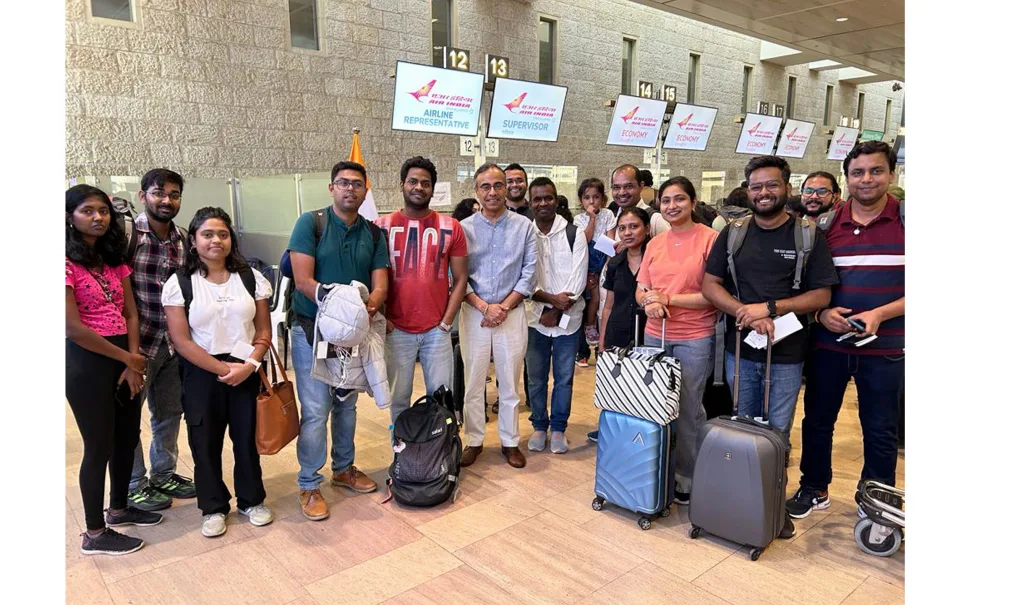 इस्रायलमधून 212 भारतीय मायदेशी 212 Indians repatriate from Israel