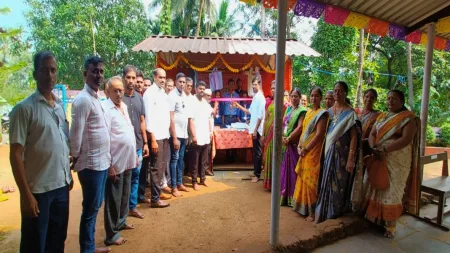 माडखोल -धवडकी शाळेत कापडी पिशवी विक्री केंद्राचे उद्धघाटन