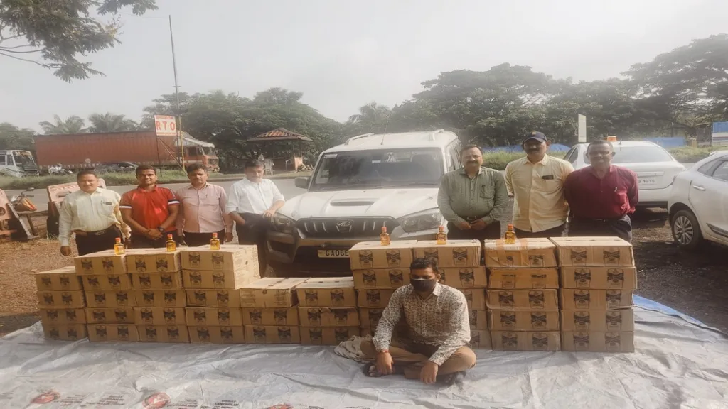 दोडामार्गात इन्सुली एक्साइजची बेकायदा दारु वाहतुकी विरोधात कारवाई