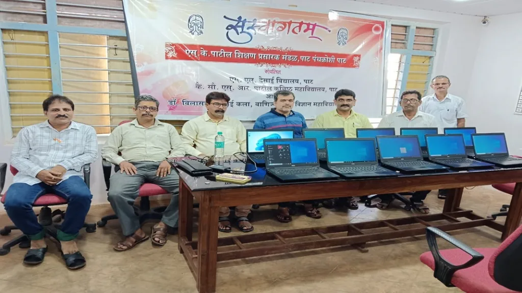 माजी विद्यार्थी ज्ञानेश सामंत यांच्याकडून पाट विद्यालयाला लॅपटॉप भेट