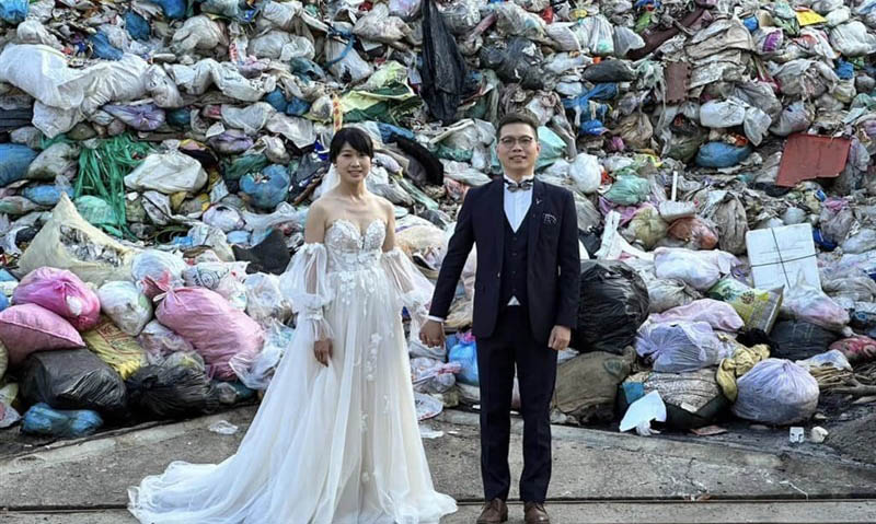 जोडप्याचे कचऱ्यासमोरप्री-वेडिंग फोटोशूट विनाकारण कचरा न फैलावण्याचा संदेश A couple's pre-wedding photo shoot in front of garbage is a message of not littering unnecessarily