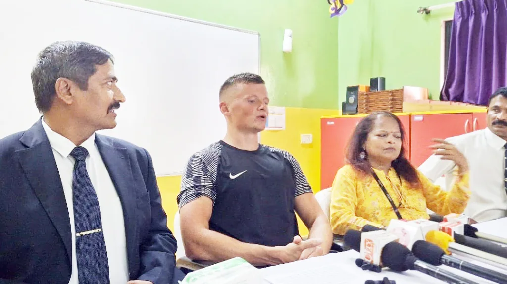 पोतदार स्कूलमध्ये फुटबॉलपटू जेमी नाईटची कार्यशाळा Footballer Jamie Knight's workshop at Potdar School
