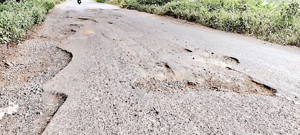 सीमाभागातील रस्त्यांची दुर्दशा, प्रशासनाचे साफ दुर्लक्ष The plight of the roads in the border areas, the clear neglect of the administration