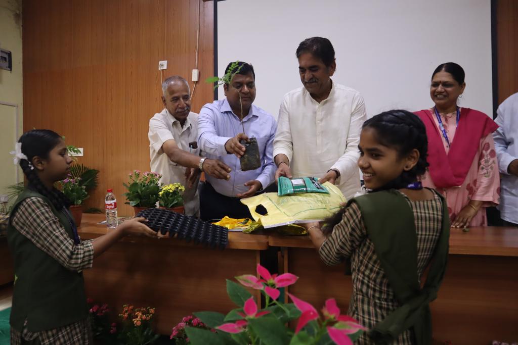 शेती व्यवस्थापनाबाबत विद्यार्थ्यांना मार्गदर्शन Guidance to students on farm management