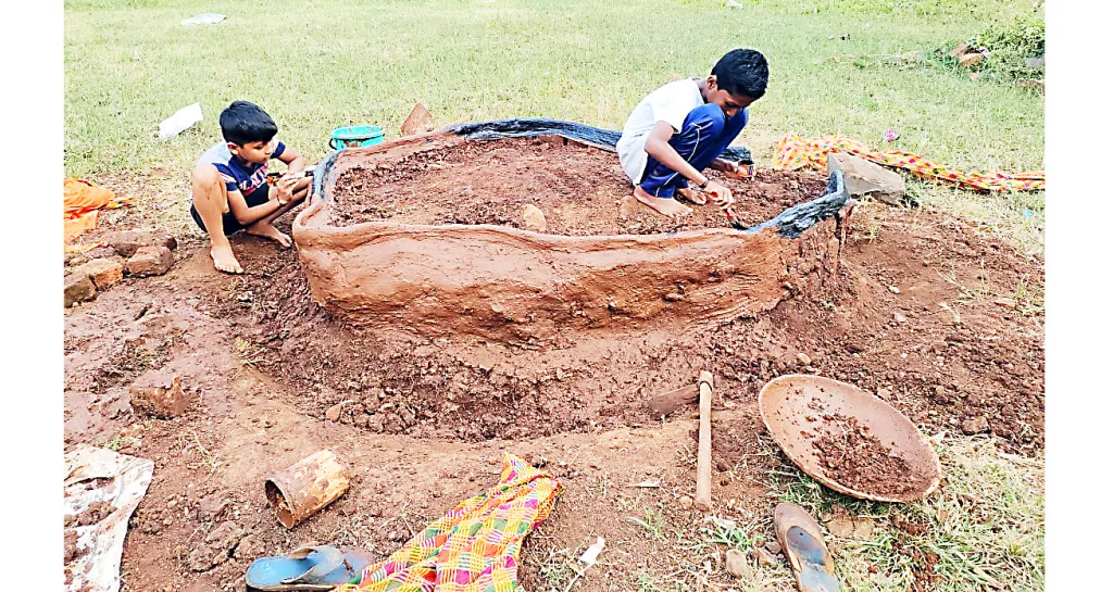 ग्रामीण भागात गडकिल्ले बनविण्याची बालचमूंची लगबग The rush of children to build forts in rural areas