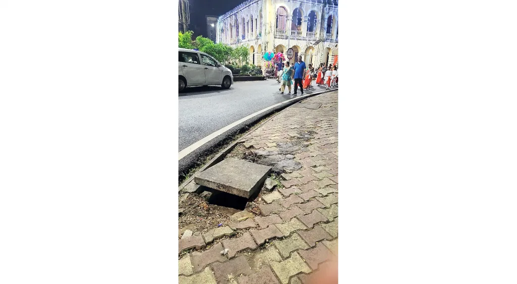 मडगाव उद्यानाच्या पदपथावरील उखडलेली फरशी धोकादायक The dislodged pavement on the footpath of Margaon Park is dangerous