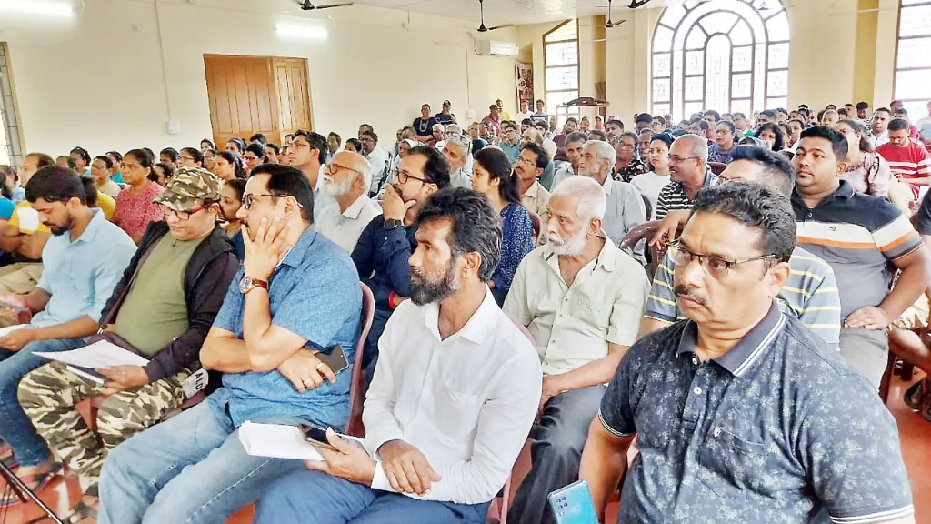 लोलयेच्या कथित फिल्म सीटीला लोलये ग्रामसभेचा विरोध Lolaye Gram Sabha protest against Lolaye's alleged film city