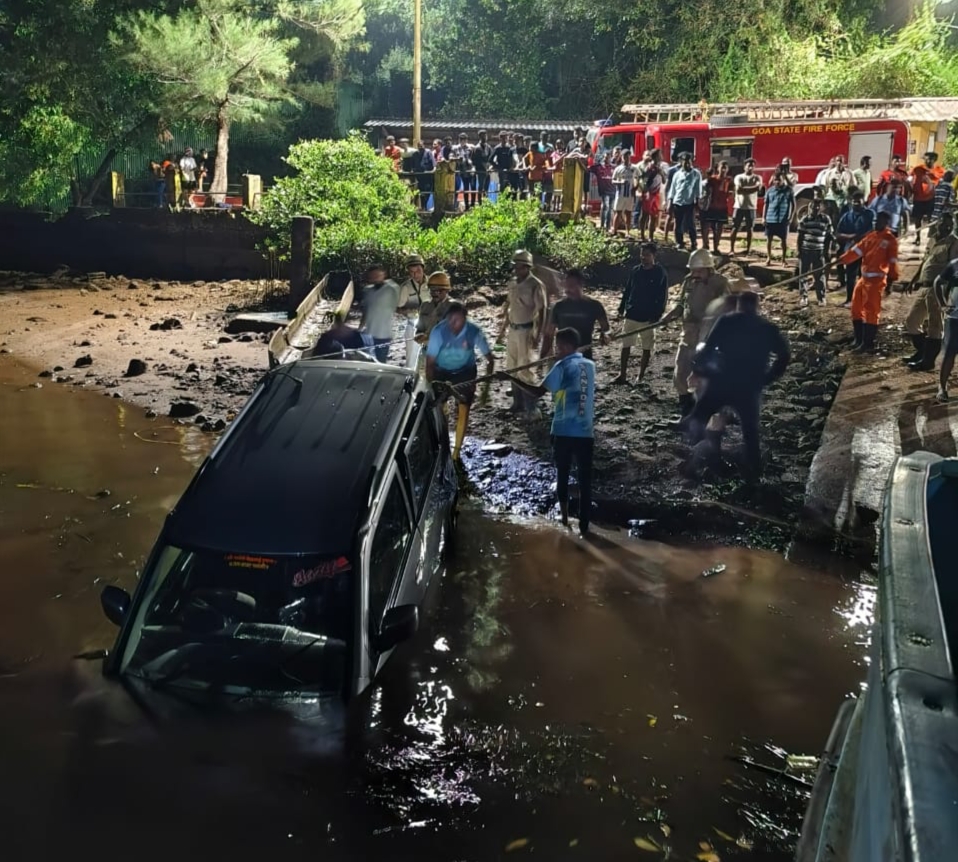 सारमानस येथे कारसह युवकाला जलसमाधी Youth cremated with car at Sarmanas