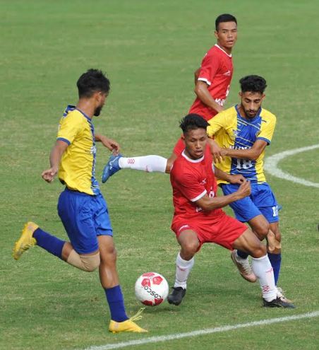 फुटबॉलच्या सुवर्णासाठी सेनादलची लढत मणिपूरशी Senadal battle Manipur for football gold