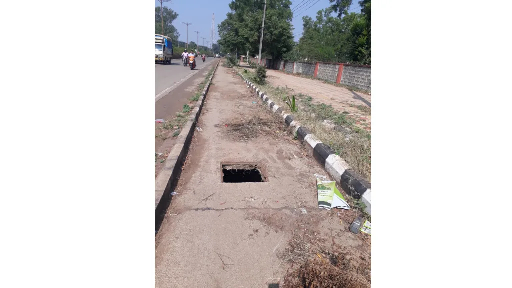 सायकल ट्रॅकवरील ड्रेनेज झाकणे गायब Drainage cover on cycle track missing