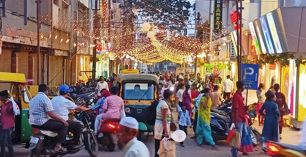 दीपोत्सवाचे स्वागत अन् लक्ष्मीपूजनाची धूम Welcome to Deepotsava and Lakshmi Puja
