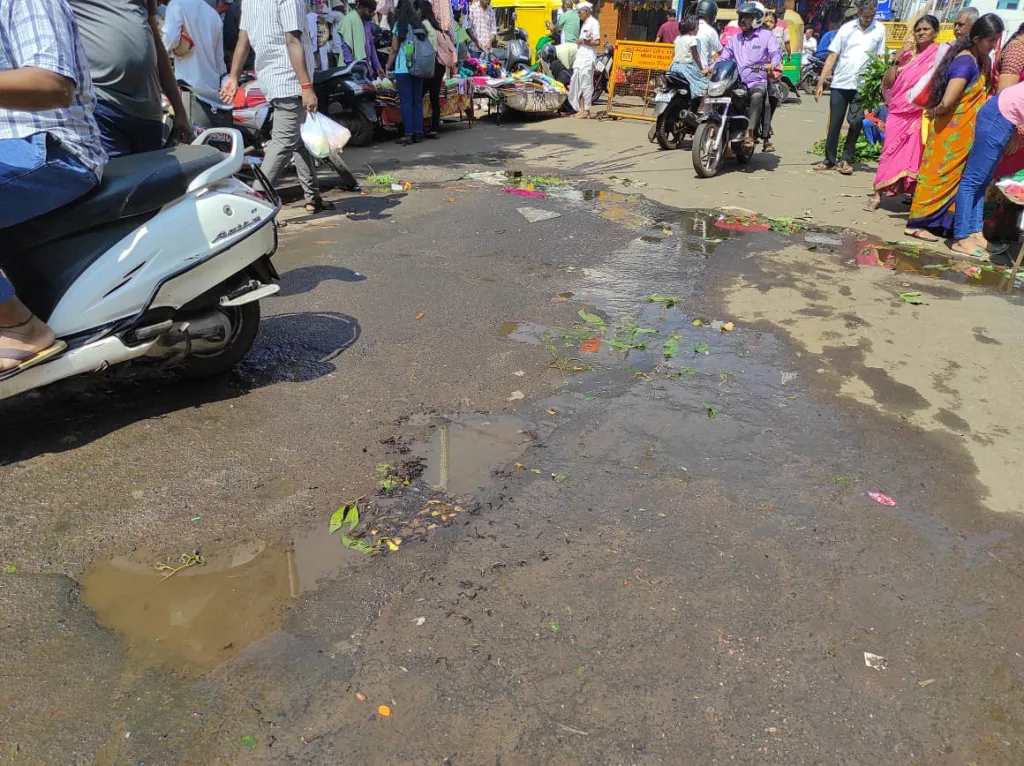 Water was wasted due to leakage in Ganpat Galli