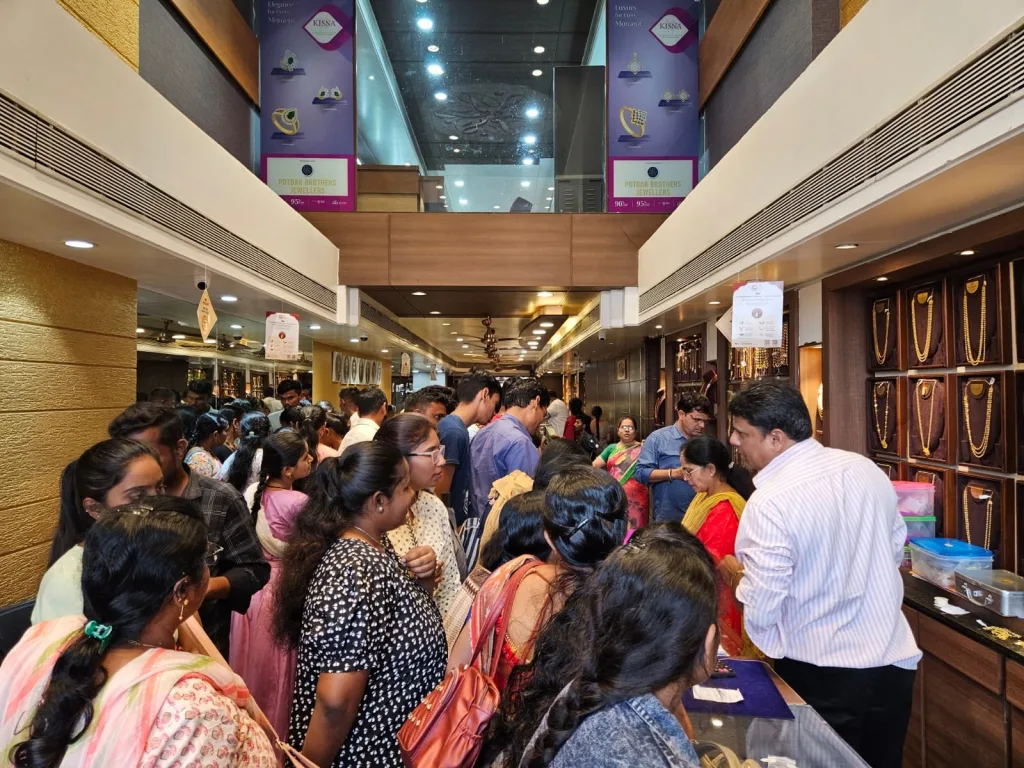 Diwali Padwa shopping time has been achieved by the customers