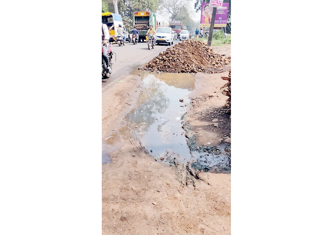 सुळगा( हिं.) बसस्थानकानजीकच्या घराघरांतील सांडपाणी रस्त्यावर Sulga (Hin.) Sewage from the houses near the bus station on the street