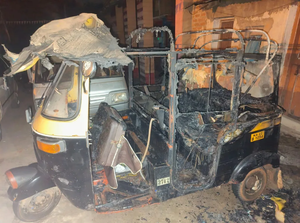 Type of rickshaw burning by unknown