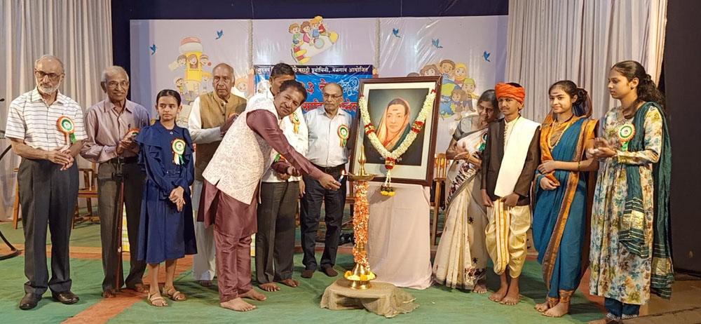 चांगल्या साहित्यातून समाज घडतो Society is made from good literature