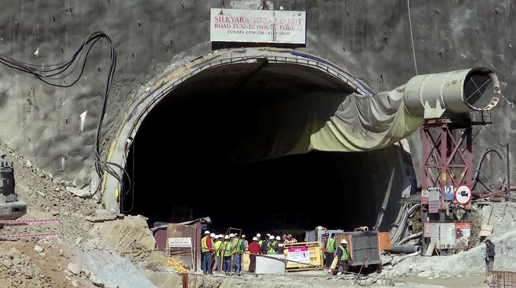 Efforts on a war footing to rescue the tunnel workers