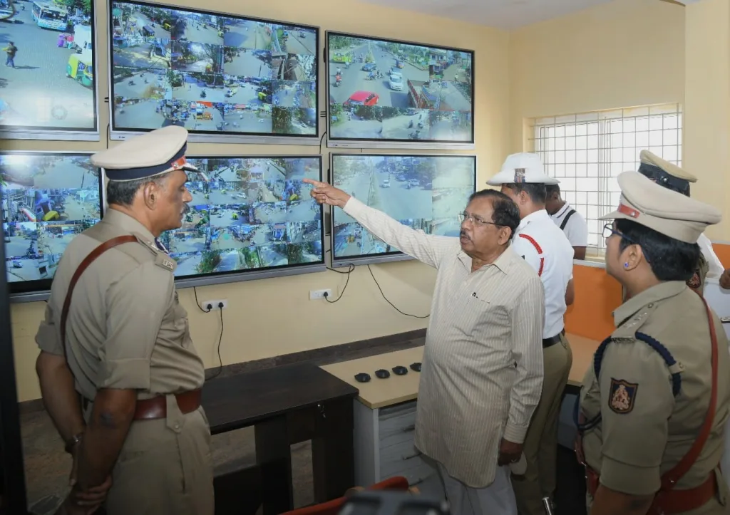 वाहतूक नियम मोडणाऱ्यांची हयगय करू नका Don't harm traffic violators