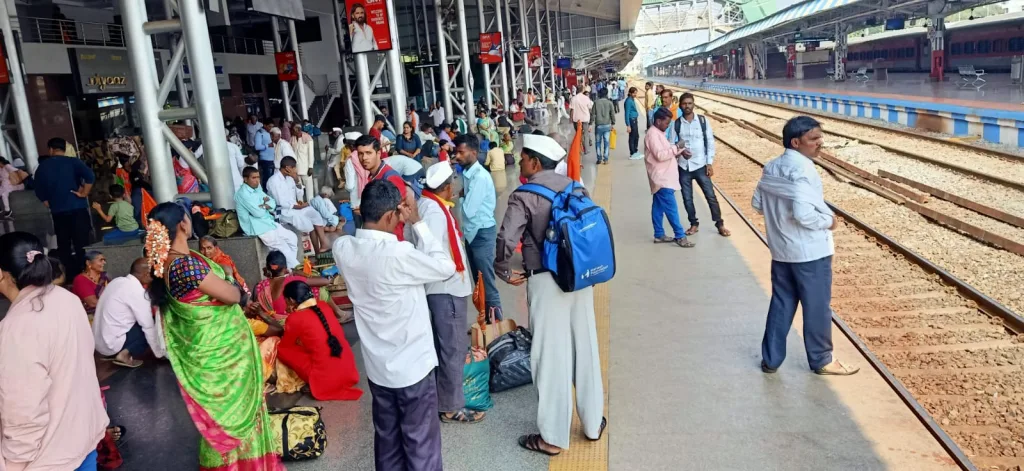 कार्तिकीसाठी वारकरी पंढरपूरला रवाना Varkari left for Pandharpur for Kartiki