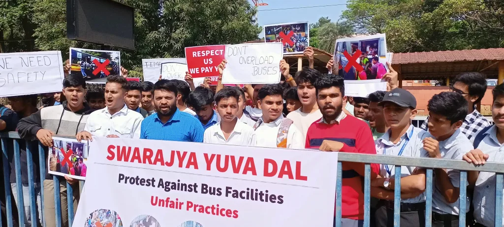 विद्यार्थ्यांसाठी वेळेत बस सोडा Leave the bus on time for the students