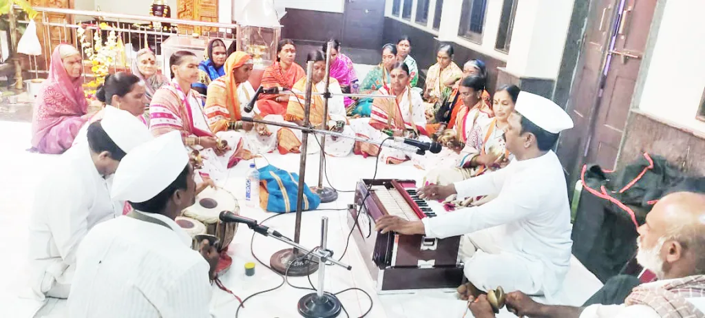 टाळ-मृदंगाच्या गजरात विठू-नामाचा जयघोष Chanting of Vithu-nama in the sound of tala-mridanga