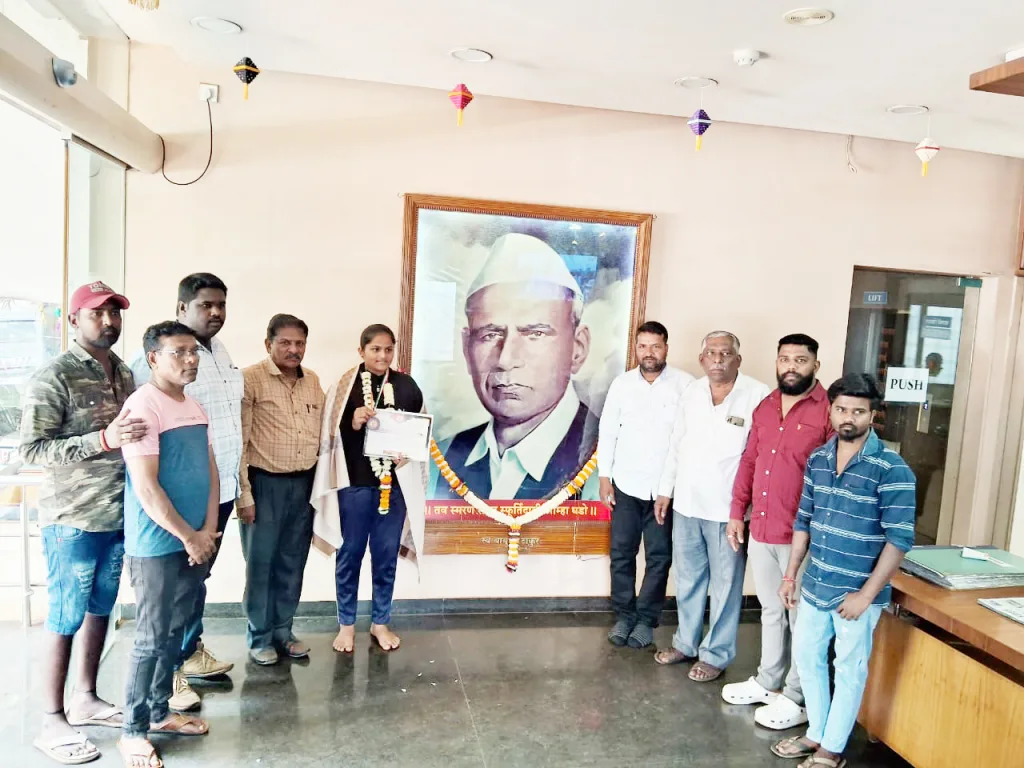 प्रगती सुंठकरचे कराटे स्पर्धेत यश Pragati Sunthkar's success in karate competition