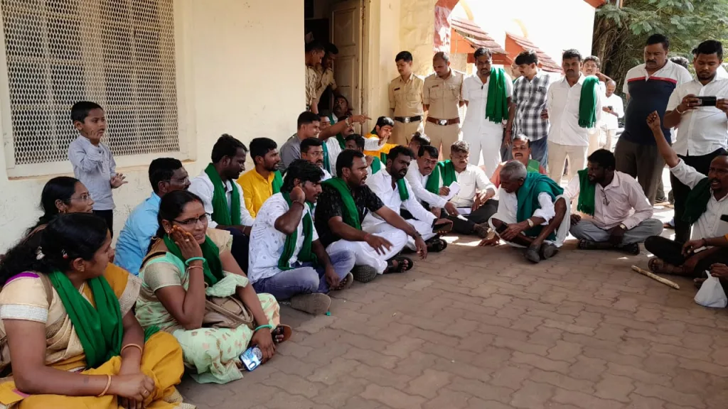 Farmers strike for Shetkari Bhavan