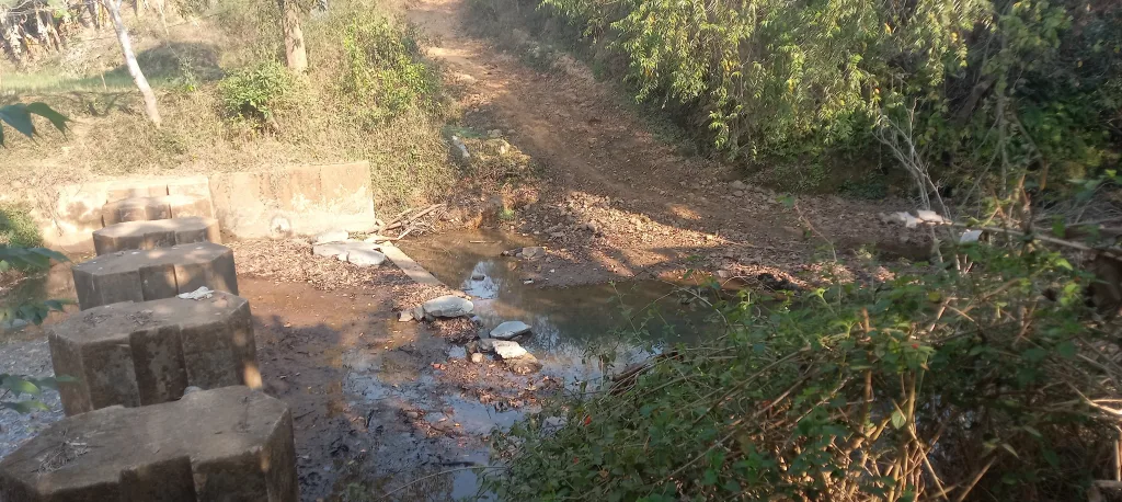 Construct a bridge over the Kargili drain on the Daroli-Konkanwada road