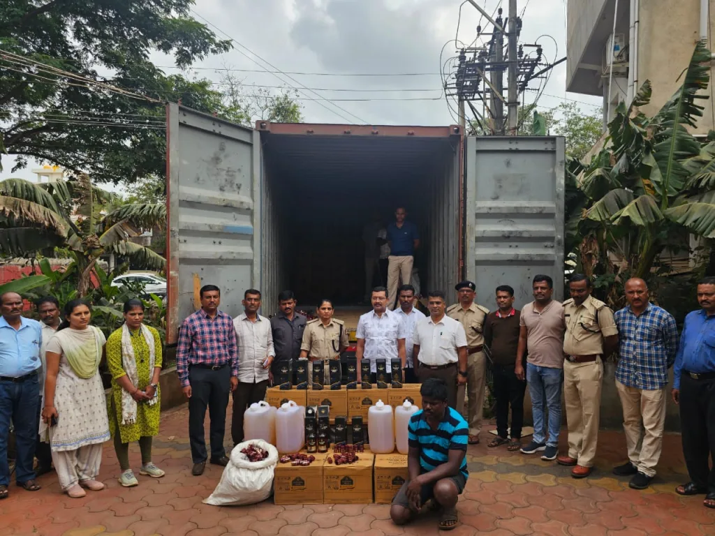 कणकुंबीजवळ 25 लाखाची दारू जप्त Liquor worth 25 lakh seized near Kankumbi
