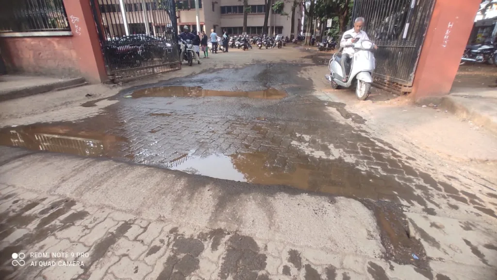 ड्रेनेजच्या पाण्यामुळे जेएमएफसी न्यायालय आवारात दुर्गंधी Bad smell in JMFC court premises due to drainage water