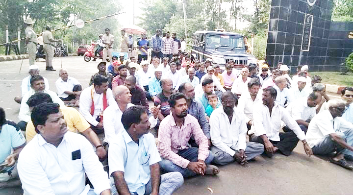 Elgar of the villagers for the road of Santibastwad village