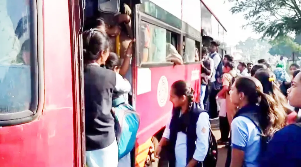 Through Gandhigiri request the bus driver to stop the bus by offering roses