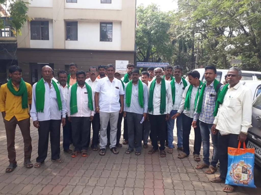 Allocate the land in favor of the farmers