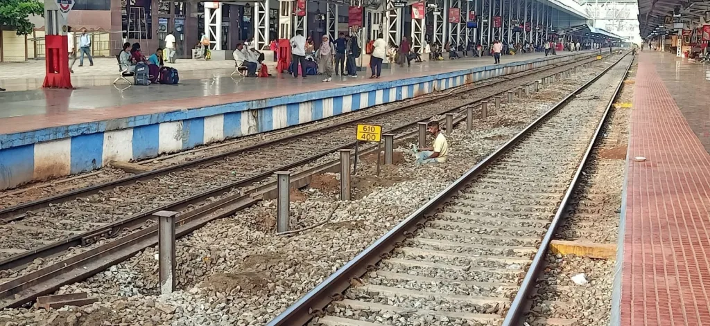 बेळगाव रेल्वेस्थानकावर रेल्वेंमध्ये पाणी भरण्याची सोय Water filling facility in trains at Belgaon railway station