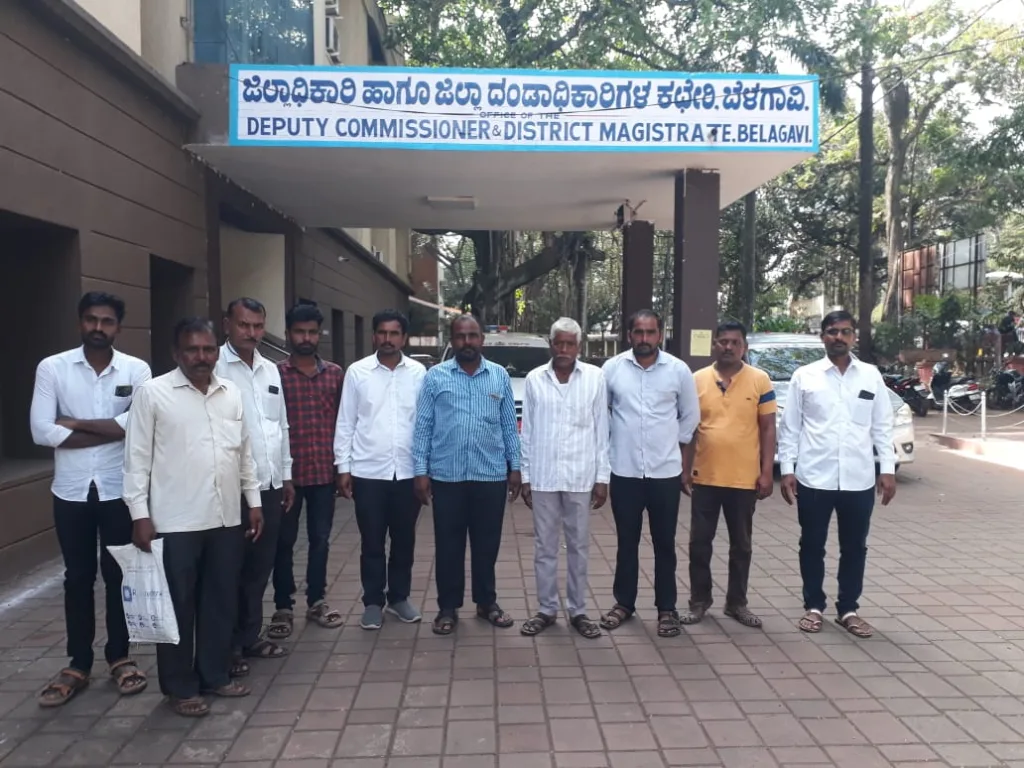 अनंतपूर ग्रामस्थांचे रस्त्यासाठी जिल्हाधिकाऱ्यांना निवेदन Anantapur villagers' statement to the district collector for the road