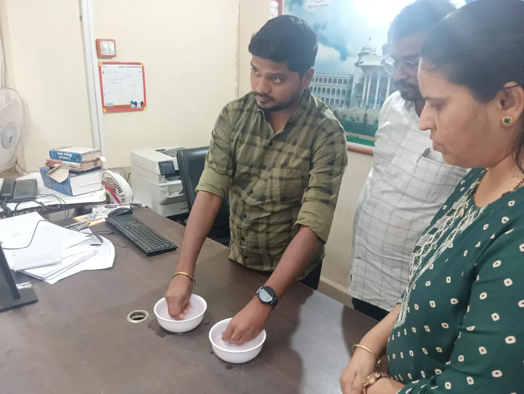 बैलहोंगल प्रांताधिकारी क्लार्कला लाच घेताना रंगेहाथ अटक Bailhongal District Magistrate Clark arrested red handed for taking bribe