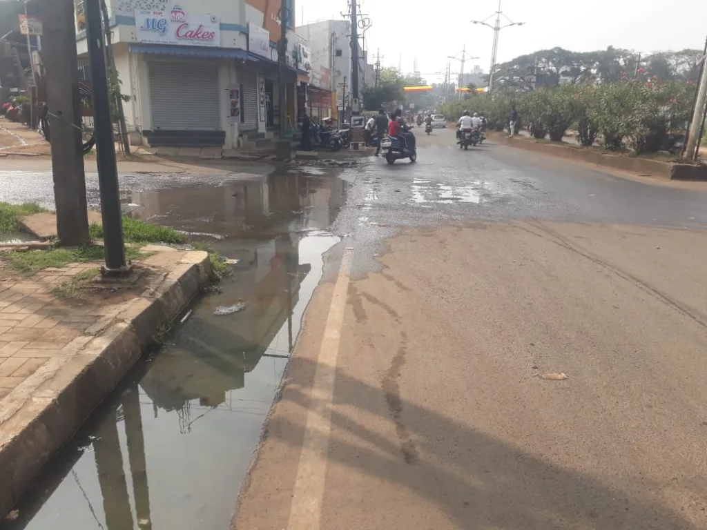 Sewage at road in Nehrunagar
