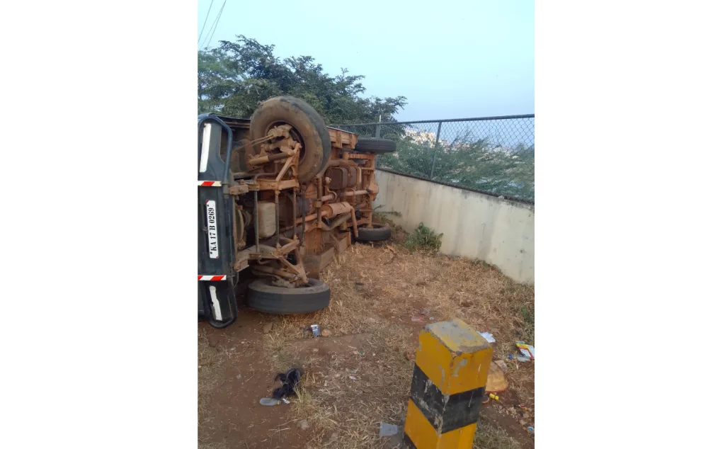 कणबर्गीनजीक क्रूझर उलटून गोकाकचे पाच जण जखमी Five people from Gokak were injured when the cruiser overturned near Kanburg
