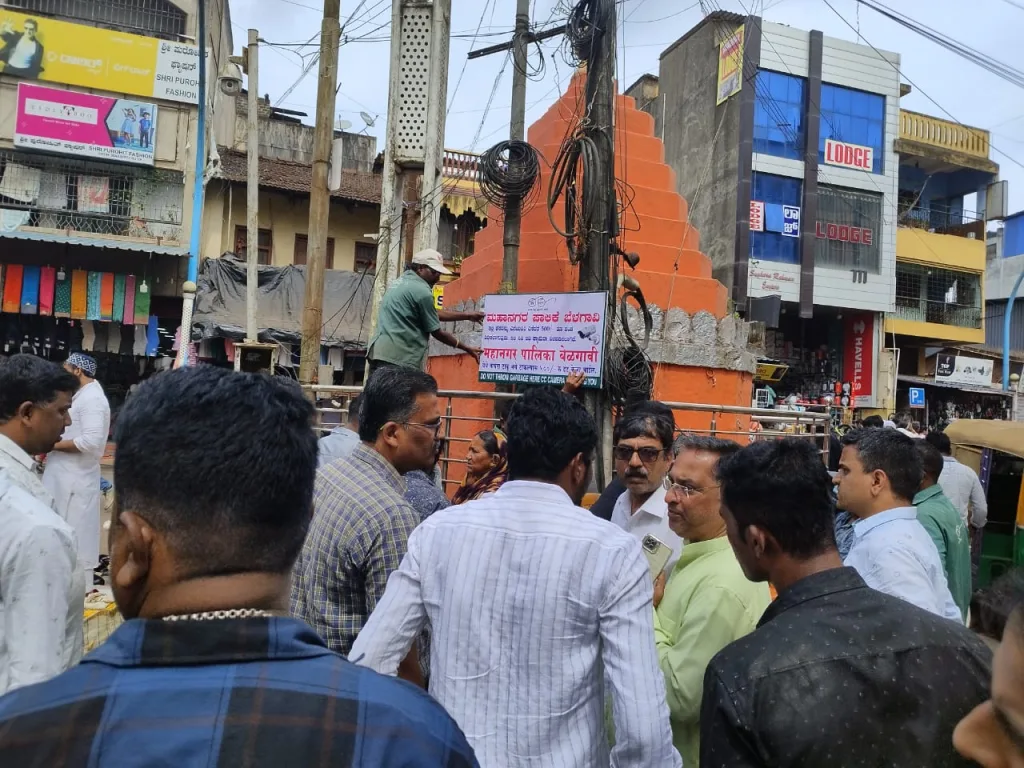 थळाच्या मंदिराजवळ कचरा फेकल्याने संताप Anger over dumping of garbage near Thala temple