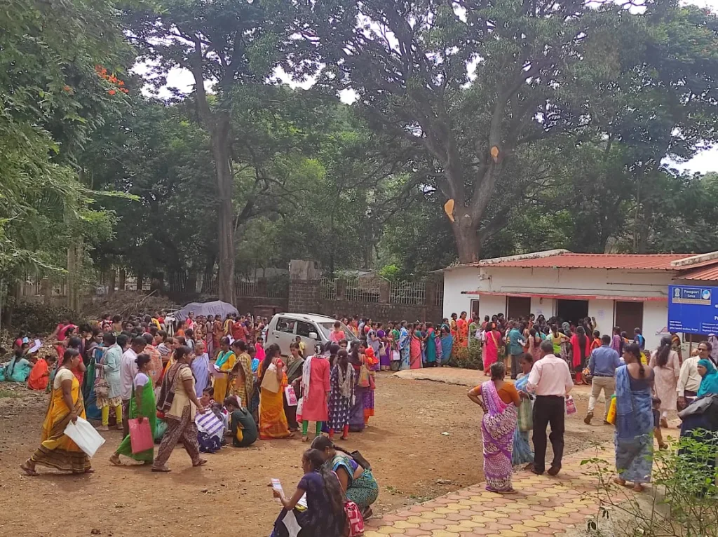 पोस्टात खाते उघडण्यासाठी महिलांची गर्दी Women flock to open accounts at the post office