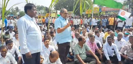 ऊस आंदोलन पेटलं; सांगली जिल्ह्यात ठिकठिकाणी चक्काजाम आंदोलन Chakkajam movement of Swabhimani today in Nandreya