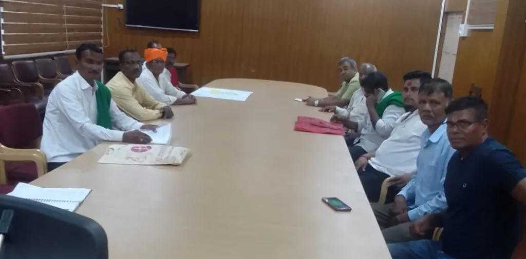 शेतकऱ्यांची धाव… आयुक्तांचा काढता पाय The run of the farmers... the commissioner's feet