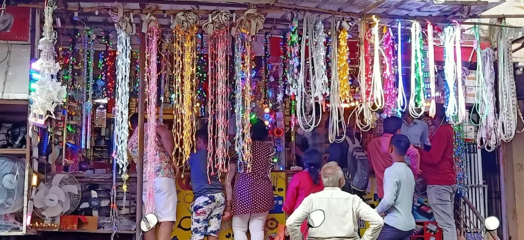 दिवाळीच्या सजावटीसाठी विद्युतमाळांची जोरदार खरेदी Heavy shopping for Diwali decorations