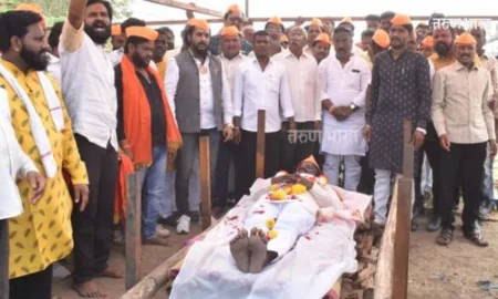 Solapur Breaking : चितेवर झोपून स्वतःची अंत्ययात्रा काढून मराठा आरक्षणाची मागणी Ratikant Patil Lake- Hipparga Solapur