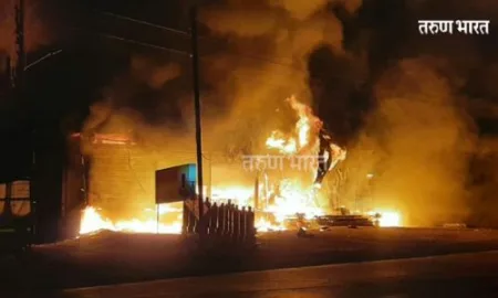 तासगाव स्फोटाने हादरले! दोन शतकापासून असलेले दुकान जळून खाक