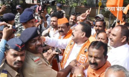 गाईच्या दुधाला 36 रुपये दर द्या ! शिवसेना ठाकरे गटाची गोकुळ दूध संघासमोर निदर्शने ShivSena Thackeray protests