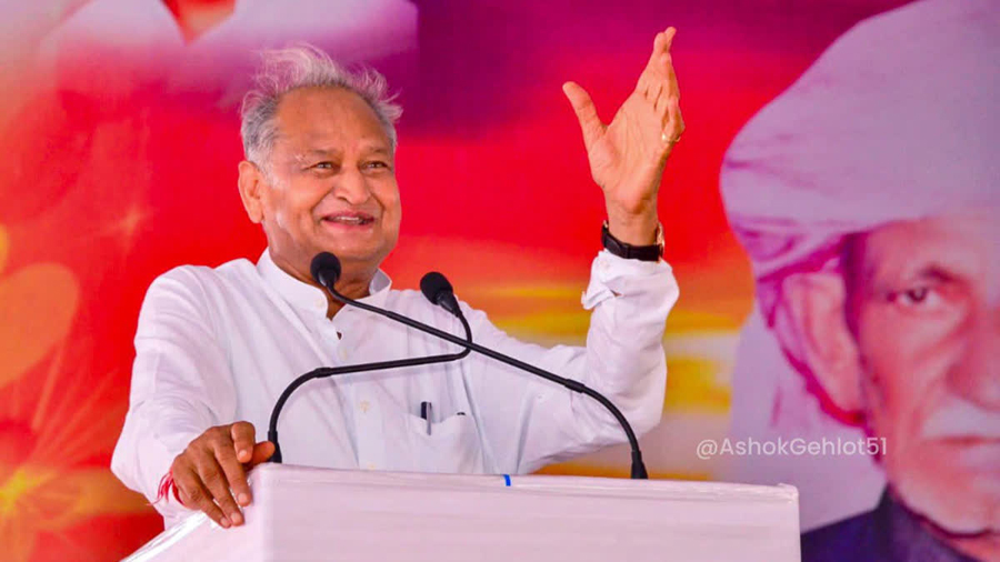 केंद्र सरकारकडून मिळतेय शत्रूसारखी वागणूक Enemy treatment from central government