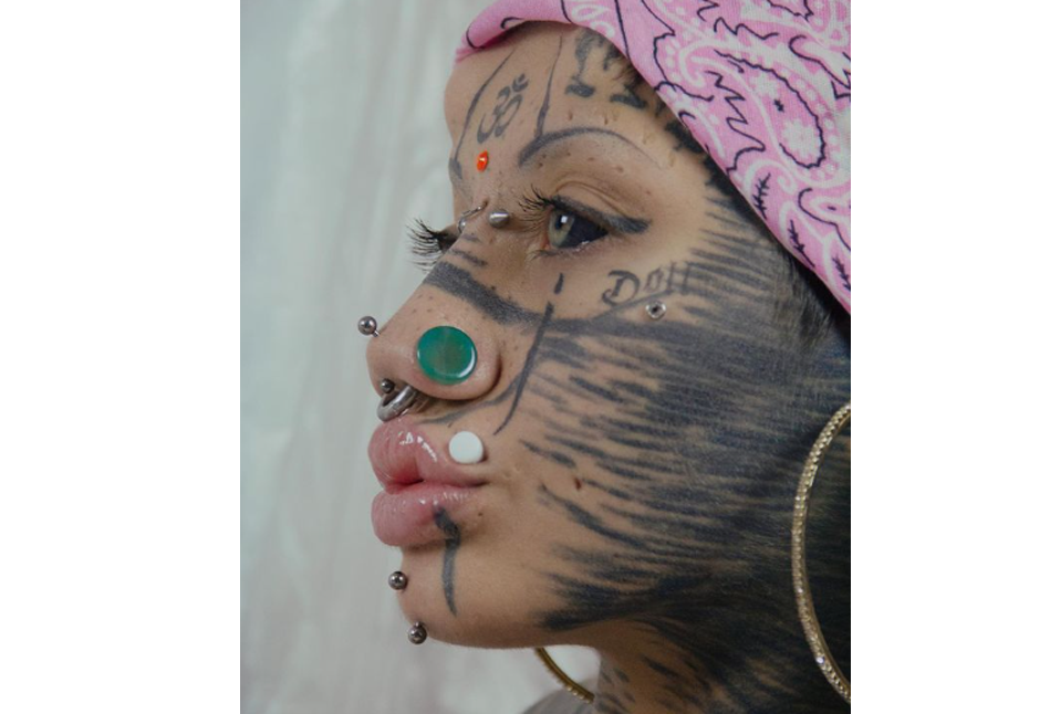 ‘मांजरा’सारखे दिसण्यासाठी केला मोठा खर्च A lot of money was spent to look like a 'cat'