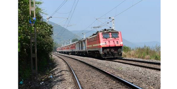 पुरी-जयनगर एक्स्प्रेसला सुदैवाने दुर्घटना टळली Puri-Jayanagar Express fortunately avoided an accident